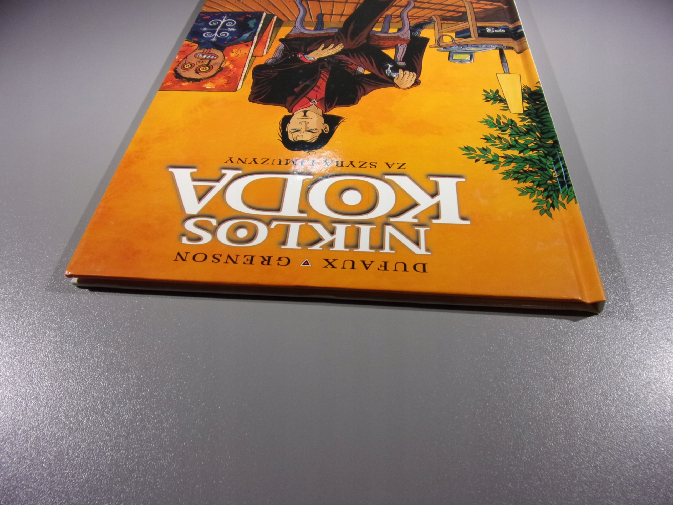 NIKOLAS KODA 1. ZA SZYBĄ LIMUZYNY wyd. I 2002 r.