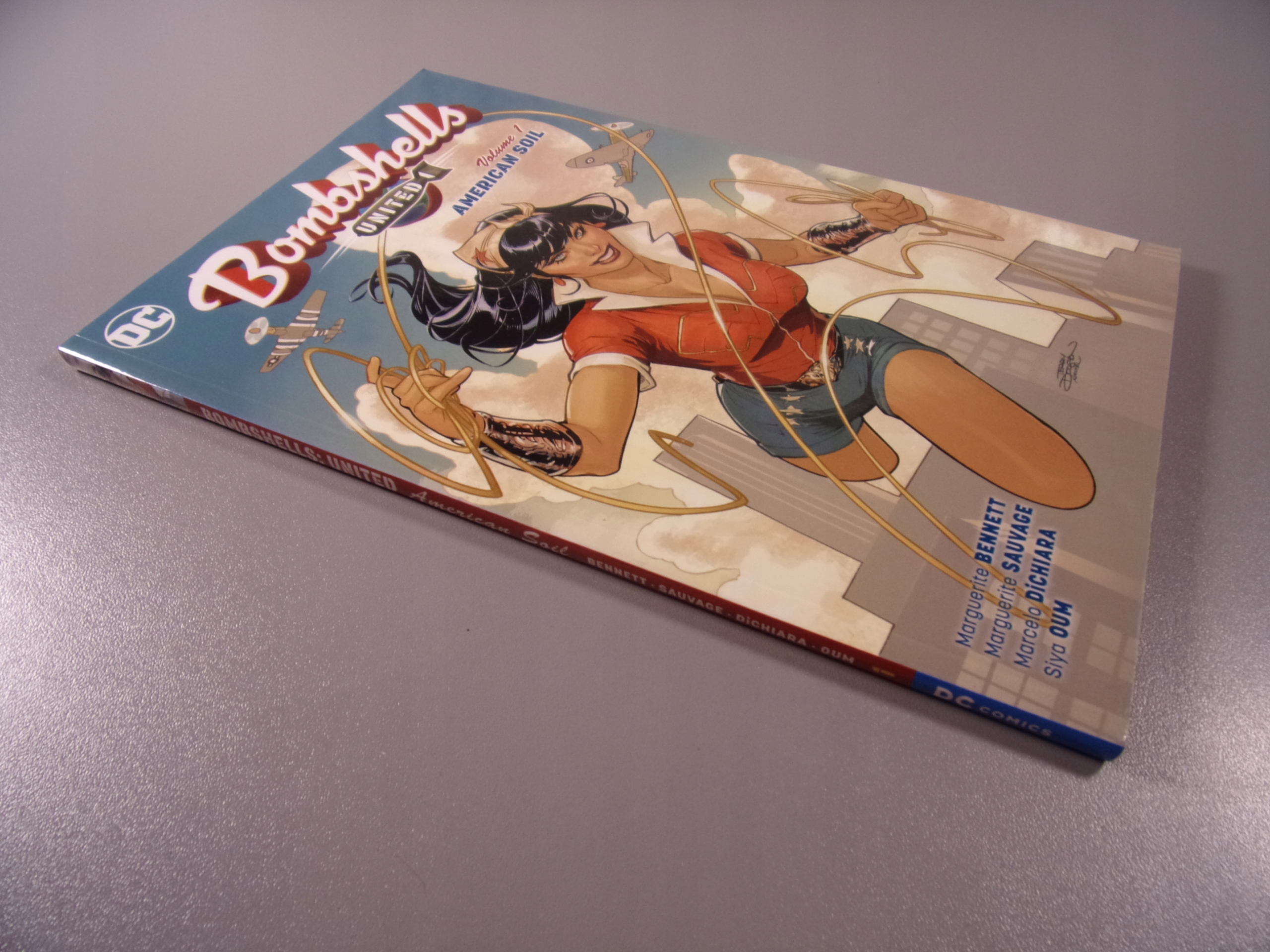 BOMBSHELLS 1. AMERICAN SOIL 2018 r. wyd. anglojęzyczne